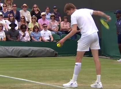 Alexander Bublik sorprendió a Wimbledon, seis saques de abajo ante Tiafoe, en un mismo game