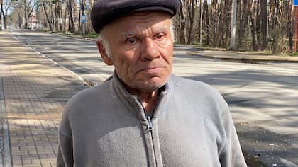Alexander, de 74 años, jubilado, que se quedó en Irpin y sobrevivió a los ataques rusos