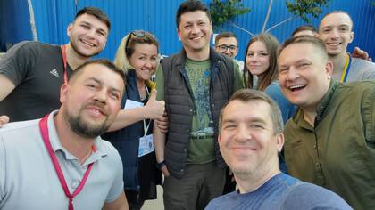 Alexander (derecha) junto a otros voluntarios y a Vitali Kim, el popular gobernador de Mykolaiv (centro)