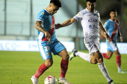 Alexander Díaz intenta un avance para Arsenal