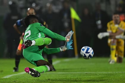 Alexander Domínguez desvía el penal de Silvio Domínguez en la definición que consagró a Liga Deportiva de Quito