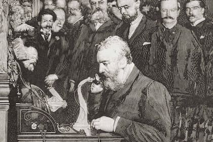 Alexander Graham Bell con una de las primeras versiones del teléfono