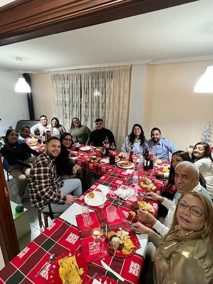 Alexander Hernández también migró con su familia a un pueblo de España. Son 20 en un pueblo de 100 habitantes.