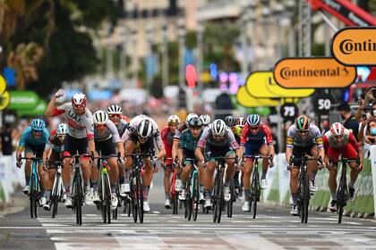 Alexander Kristoff terminó al frente en la primera etapa, en la que fueron neutralizados los tiempos a tres kilómetros del final.