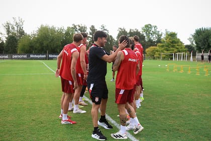 Alexander Medina, en su primer entrenamiento como DT de Estudiantes de La Plata