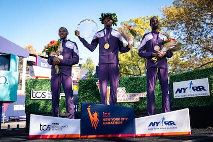 Alexander Mutiso, Benson Kipruto, Y Albert Korir en el podio de medallas al final del Maratón de Nueva York el domingo pasado