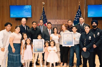 Alexander Robles y Josman Palacios junto a sus familias durante el acto de ceremonia de la Uniformada