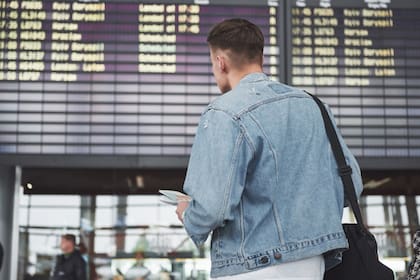 Alexander se hizo pasar por auxiliar de vuelo para conseguir pasajes de avión gratis