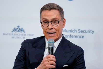 Alexander Stubb, presidente de Finlandia, habla durante una mesa redonda durante la Conferencia de Seguridad de Múnich, el 16 de febrero de 2025. (AP/Matthias Schrader)