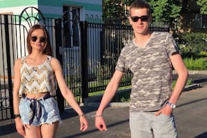 Alexandr Kudlay y Viktoria Pustovitova son dos ucranianos que decidieron esposarse como un recurso para salvar su relación de pareja