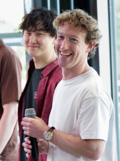 Alexandr Wang junto a Mark Zuckerberg, tras asumir su nuevo puesto en Meta