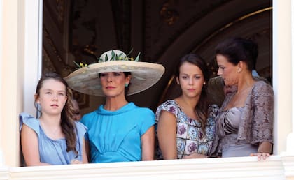 Alexandra de Hannover, Carolina de Mónaco, Estefanía y Pauline en el balcón del palacio, el día del casamiento civil del príncipe Alberto con Charlene Wittstock, celebrado el 1 de julio de 2011.