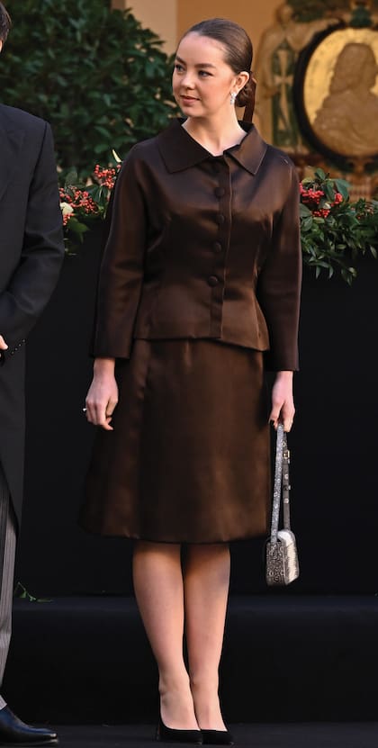 Alexandra de Hannover, la menor de las hijas de la princesa Carolina, contó en sus redes sociales que el traje satinado que eligió (chaqueta entallada de cuello camisero y botones forrados y falda de línea A) era un diseño vintage que perteneció a su abuela Grace Kelly.