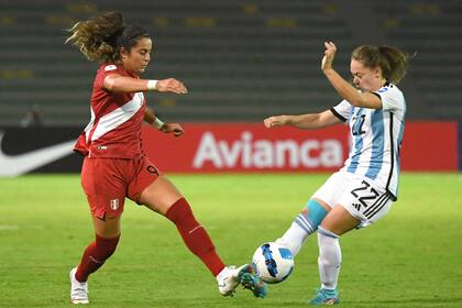 Alexandra Kimball intenta marcar a Estefania Banini, la gran figura de la noche en Armenia