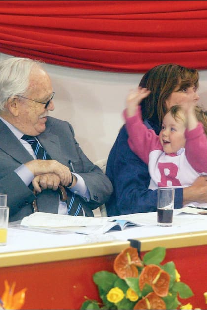 Alexandra llegó a conocer a su abuelo materno, el príncipe Raniero III de Mónaco, quien murió el 6 de abril de 2005. Su abuela, la princesa Grace, murió en 1982.