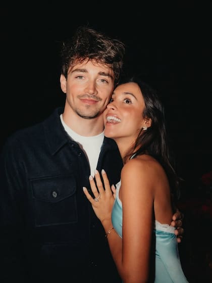 Alexandra Malena Saint Mleux y Charles Leclerc hicieron pública su relación en 2023; tienen un perrito en común, Leo, y en noviembre de este año anunciaron su compromiso (Foto: Instagram @charles_leclerc)