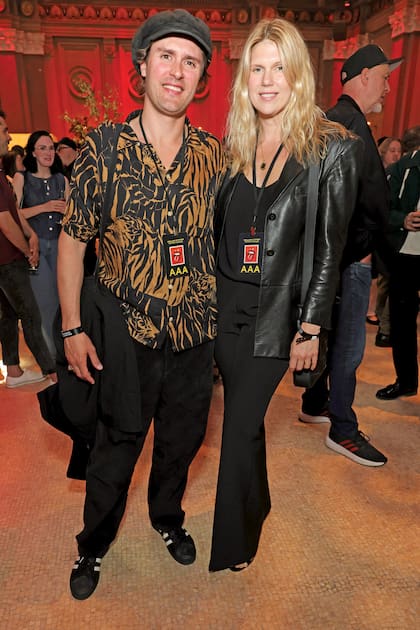 Alexandra Richards, hija de Keith, junto a su marido, el realizador cinematográfico Jacques Naudé