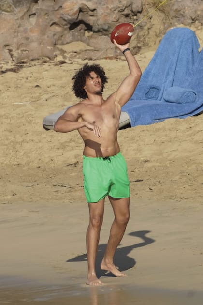 Alexandre, el segundo hijo de Alberto de Mnaco, juega en la playa Colombier de Saint Barth