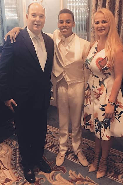 Alexandre Grimaldi posando con su padre en su confirmación, en
2018. Junto a ellos, la actriz Delia Antal.
