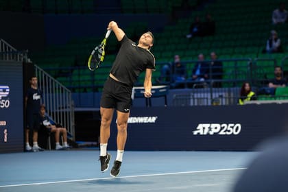 Alexandre Müller en el saque: esta vez no pudo esquivar la eliminación, pero regaló un tanto de locura