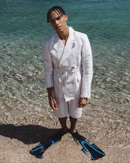 Alexandre, segundo hijo del príncipe Alberto de Mónaco que nació de la relación de su padre con la ex azafata Nicole Coste, posa con un conjunto de pantalón corto y estampado a rayas frente al Mar Mediterráneo.