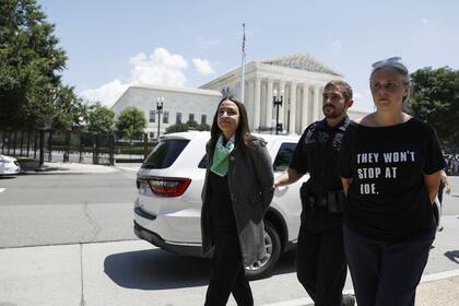 Alexandria Ocasio-Cortez, al ser detenida en Washington. Anna Moneymaker/Getty Images/AFP
