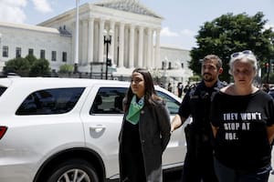 Arrestan a Ocasio-Cortez y otras 16 congresistas en una protesta a favor del aborto frente a la Corte Suprema