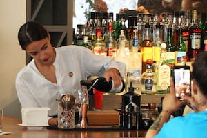 Por qué Alexandria Ocasio-Cortez volvió a atender en un bar
