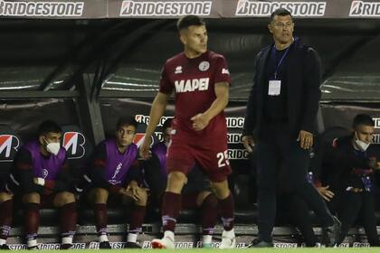 Alexandro Bernabei, la figura del partido: marcó un golazo y antes asistió a José Sand con una espectacular trepada; atrás, el entrenador Jorge Almirón, que logró una victoria que oxigena a Lanús.