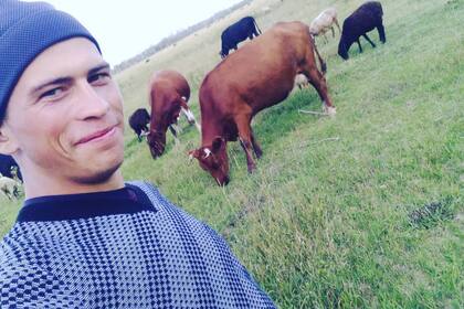 Alexéi Dudoladov debe trepar un abedul de 10 metros para poder conectarse a las clases por Zoom en su aldea en Siberia