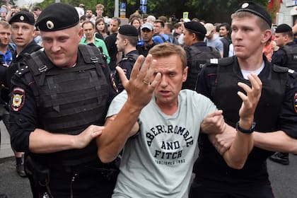 Alexei Navalny durante una de las varias detenciones de la que fue objeto durante su larga oposición a Vladimir Putin, el 12 de junio de 2019 en el centro de Moscú 