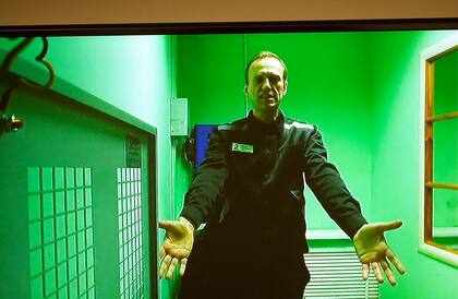 Alexei Navalny visto en una pantalla de televisión, al aparecer por videoenlace ante un tribunal de Moscú el 18 de octubre de 2022