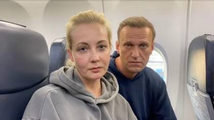 Alexei Navalny y Yulia Navalnaya en el avión que los llevó de regreso a Moscú en 2021 luego de ser dado de alta por el envenenamiento que sufrió