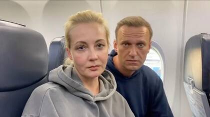 Alexei Navalny y Yulia Navalnaya en el avión que los llevó de regreso a Moscú en 2021 luego de ser dado de alto por el envenenamiento que sufrió