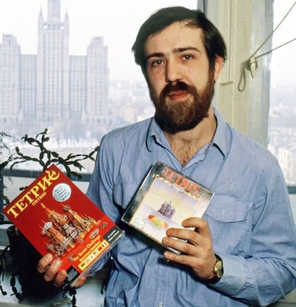 Alexey Pajitnov con la versión de Tetris con el nombre y motivos rusos creados por los publicitarios de Spectrum HoloByte