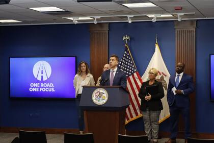 Alexi Giannoulias, secretario de Estado, pidió a los ciudadanos revisar si necesitan el documento ahora, para evitar largas filas innecesarias en los DMV