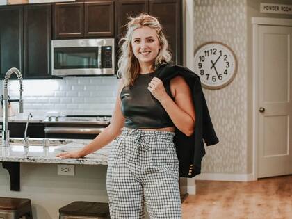 Alexi McKinley consiguió alquilar su propiedad por Airbnb mientras vive en una casa rodante en el patio