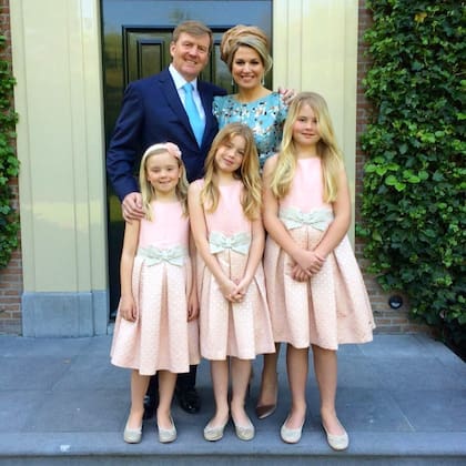 Alexia (centro) vestida con el mismo vestido que sus hermanas para el Día del Rey de 2014 (Foto: Instagram @queen.maxima / @koninklijkhuis)