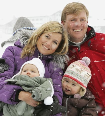 Alexia de bebé junto a su familia durante sus vacaciones en la nieve (Foto: Instagram @queen.maxima)