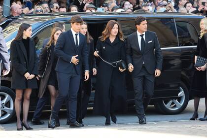 Alexia de Grecia -hija mayor del monarca de los helenos- con su marido, Carlos Morales y sus hijos, Arrietta, Ana María, Carlos y Amelia, en su arribo a la Catedral.