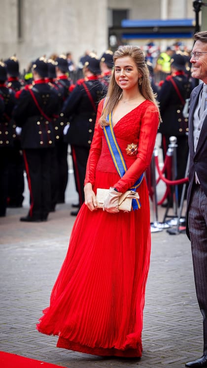 Alexia eligió un diseño en rojo del guardarropa de su madre: un modelo de organza de seda de Natan, que la Reina llevó por primera vez en 2002.