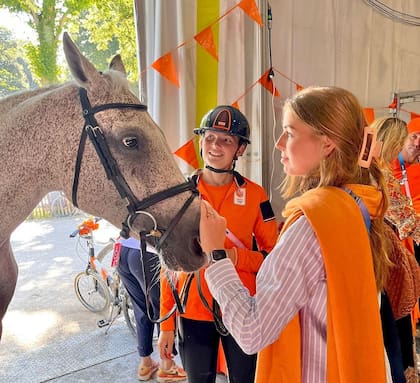 Alexia, hija de Máxima, junto a un deportista neerlandes y su caballo