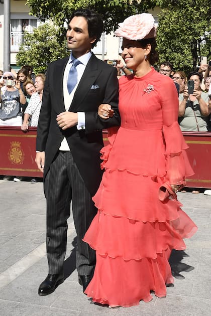 Alexia Iribarren de Corneille junto a su hijo, el novio de la boda