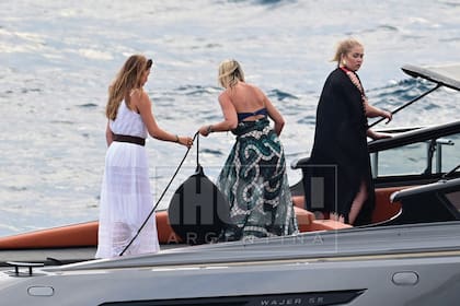 Alexia, Máxima y Amalia desatando los cabos para liberar su barco Alma y regresar navegando a la localidad griega de Doroufi, donde tienen su casa de verano. Enamorados de este lugar rodeado de islas paradísacas, los reyes adquirieron en 2012 una propiedad que, anteriormente, había pertenecido al fotógrafo y publicista alemán Manfred Rieker. Con 4.000 metros cuadrados, la villa tiene, entre muchas cosas, cuatro pisos, playa y muelle privados, y una vista increíble al mar Egeo.