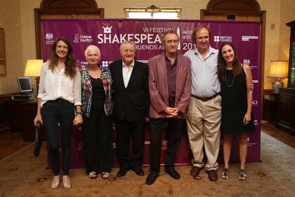 Alexia Moyano, Penny Cherns, Roberto Carnaghi, George Irving, James Murray y Malena Solda
