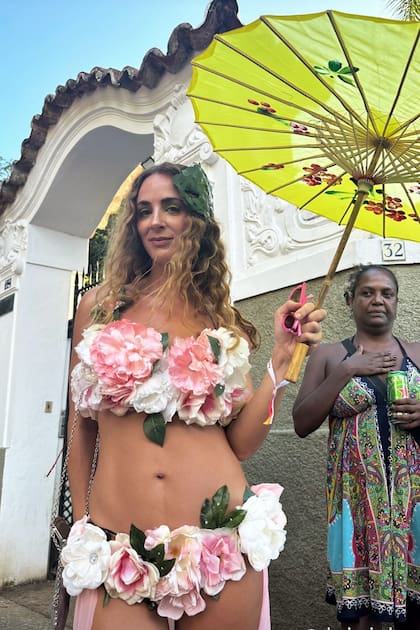 Alexia Niedzielski, fiel integrante de la "pandilla" de amigos de los Casiraghi, deslumbró con una bikini de flores. Se protegió del sol con una "wagasa", una típica sombrilla japonesa.  