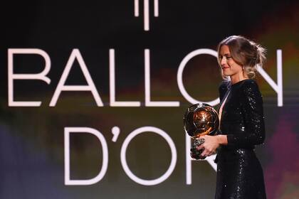 Alexia Putellas, mejor jugadora del mundo, según la votación de la revista France Football; es la primera española en ganar el trofeo