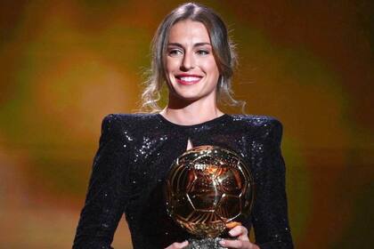 Alexia Putellas posa con el trofeo del Balón de Oro femenino durante la ceremonia en el Theatre du Chatelet, en París, el lunes 29 de noviembre de 2021