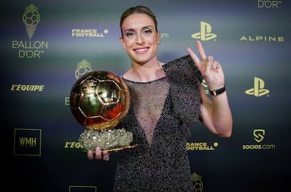 Alexia Putellas posa con su segundo Balón de Oro, que ganó en 2022 gracias a su gran temporada