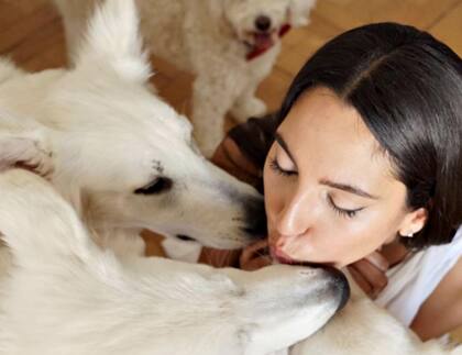 Alexia Toumikian, esposa de De Jesús, fotografiada con sus perros